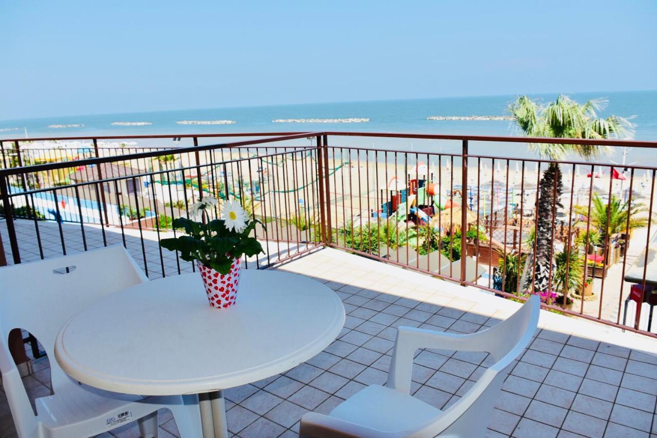 Astoria Hotel Pesaro Bagian luar foto