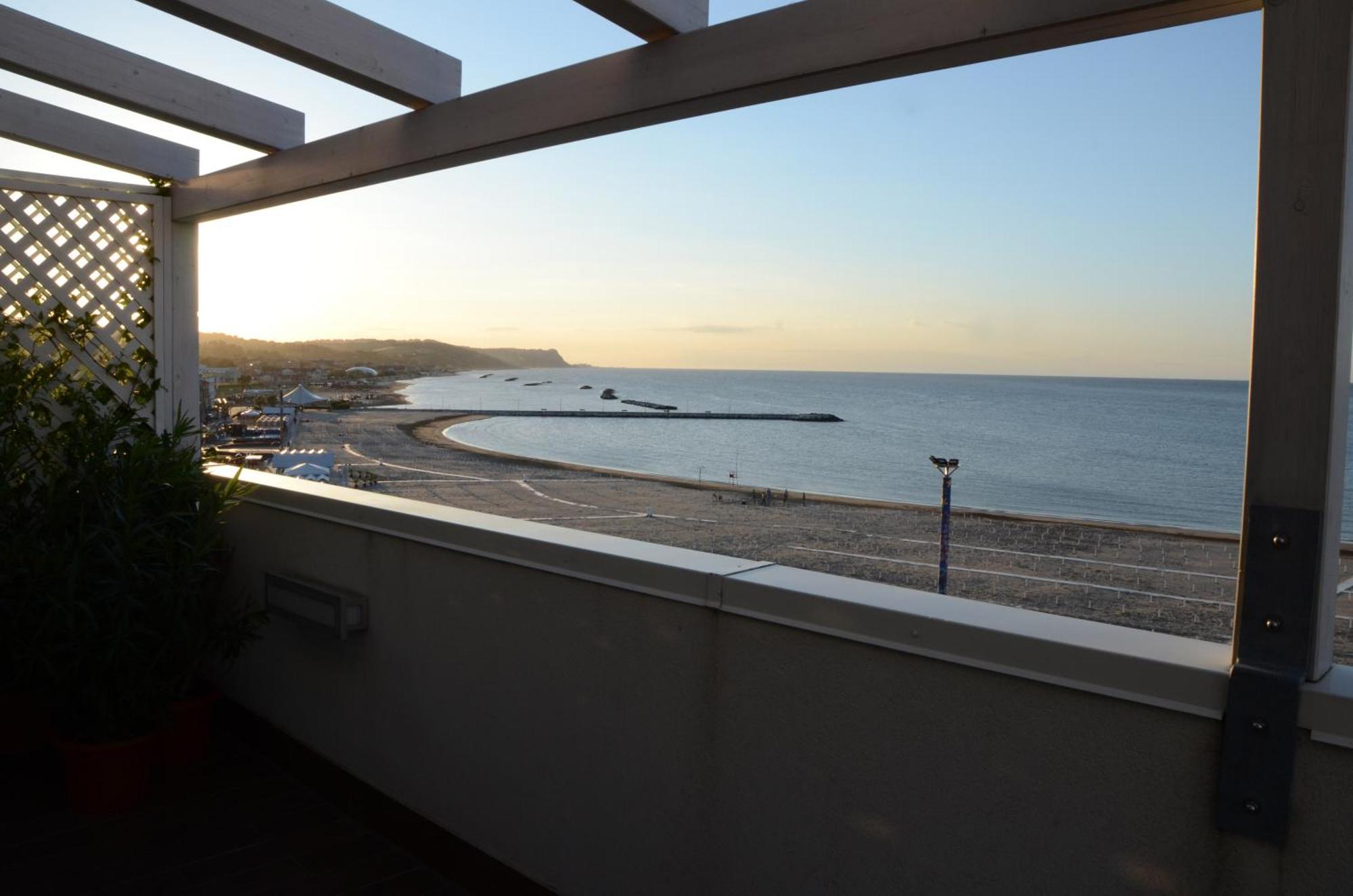 Astoria Hotel Pesaro Bagian luar foto