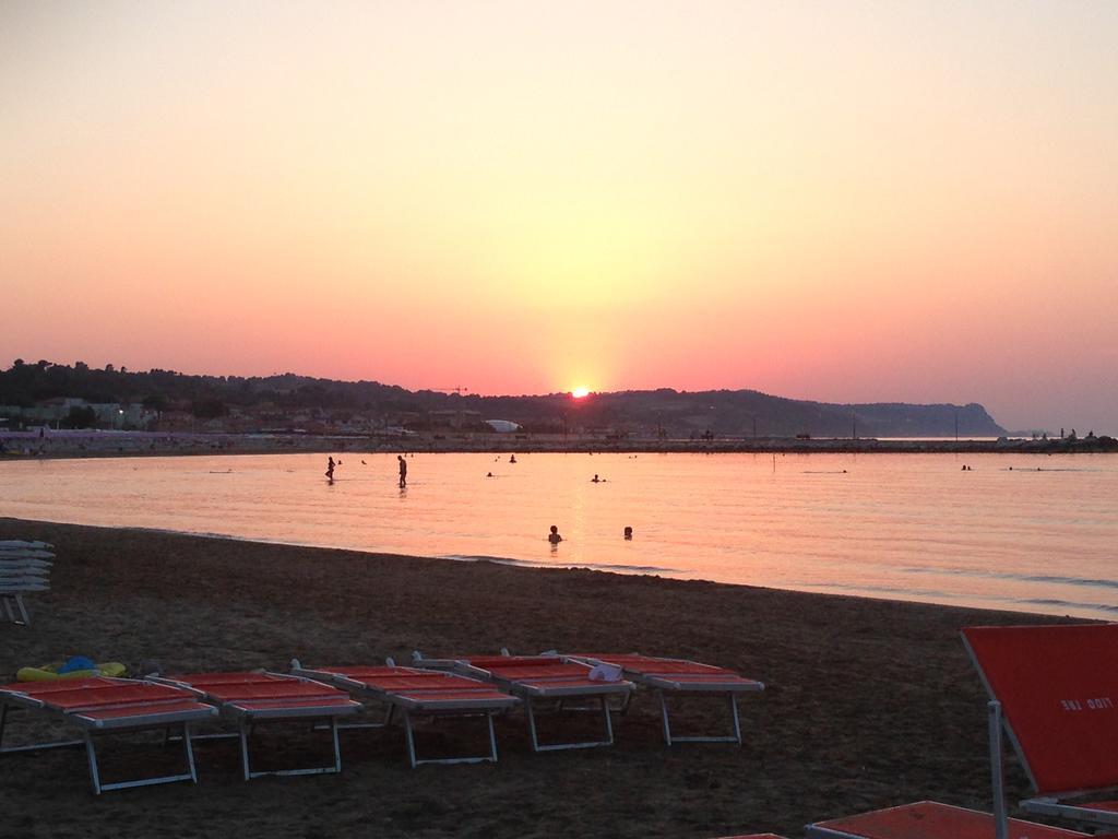 Astoria Hotel Pesaro Bagian luar foto