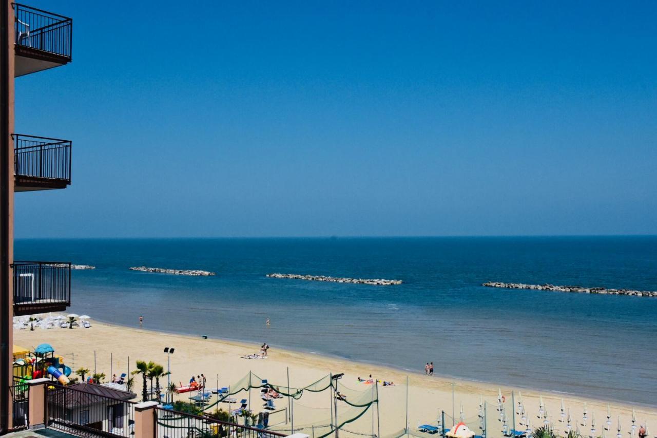 Astoria Hotel Pesaro Bagian luar foto