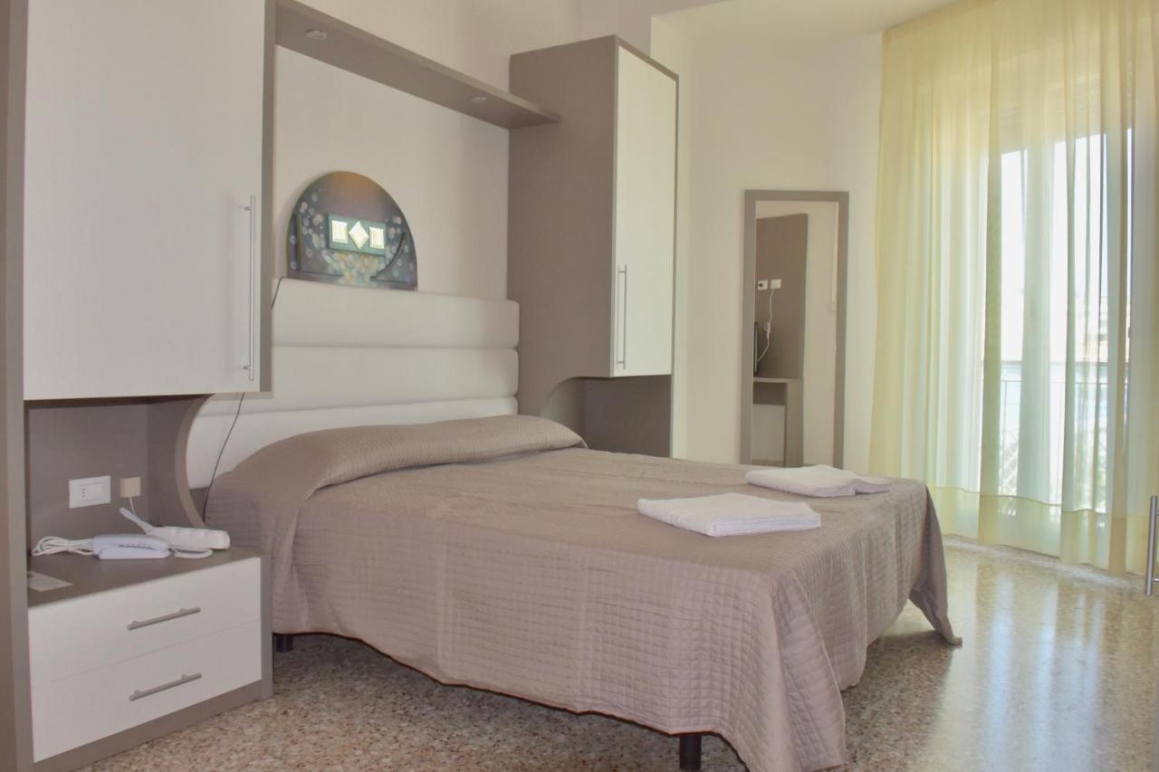 Astoria Hotel Pesaro Bagian luar foto
