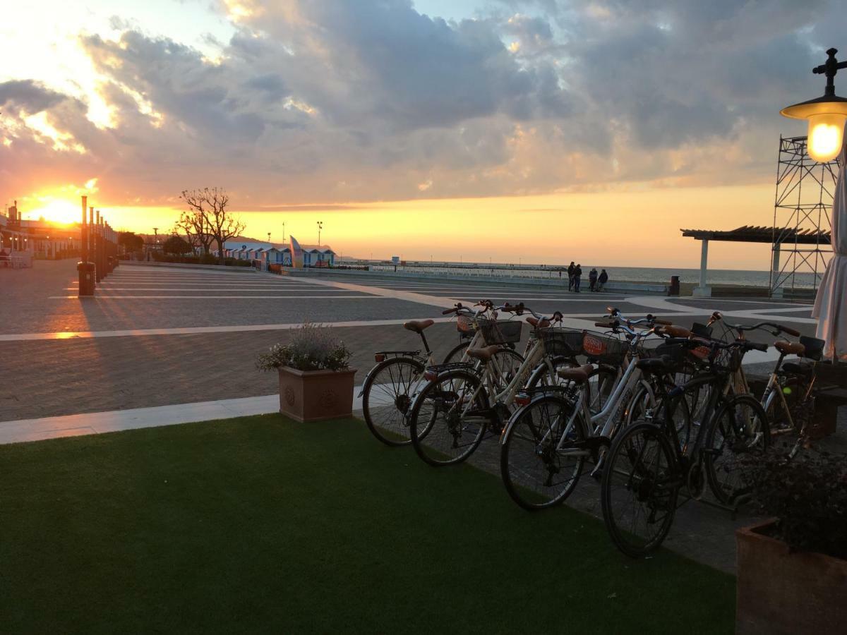 Astoria Hotel Pesaro Bagian luar foto